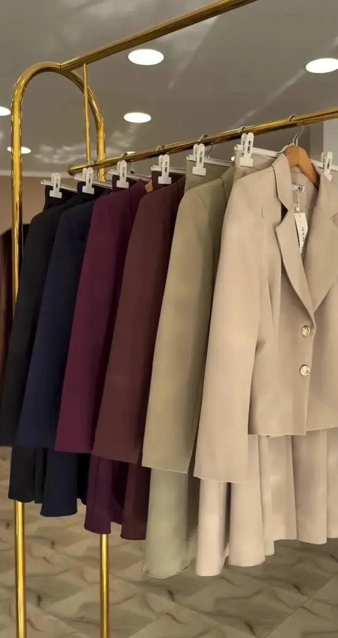 Un superbe tailleur-jupe ✨💗💗