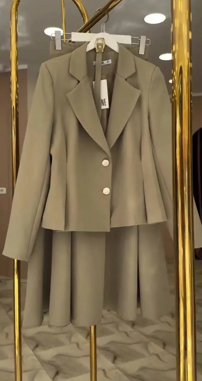 Un superbe tailleur-jupe ✨💗💗